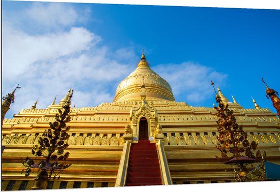 Dibond - Vooraanzicht van Gouden Shwezigon Pagoda Tempel in Myanmar - 150x100 cm Foto op Aluminium (Met Ophangsysteem)
