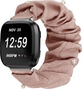 Textiel Smartwatch bandje - Geschikt voor Fitbit Versa / Versa 2 scrunchie bandje - beige met parels - Strap-it Horlogeband / Polsband / Armband
