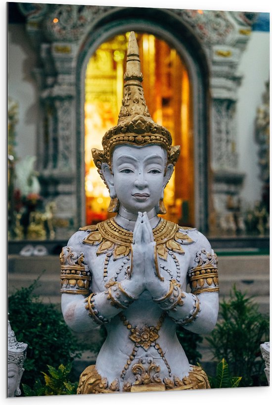 Dibond - Grijze Boeddha voor Tempel met Gouden Details - 80x120 cm Foto op Aluminium (Met Ophangsysteem)
