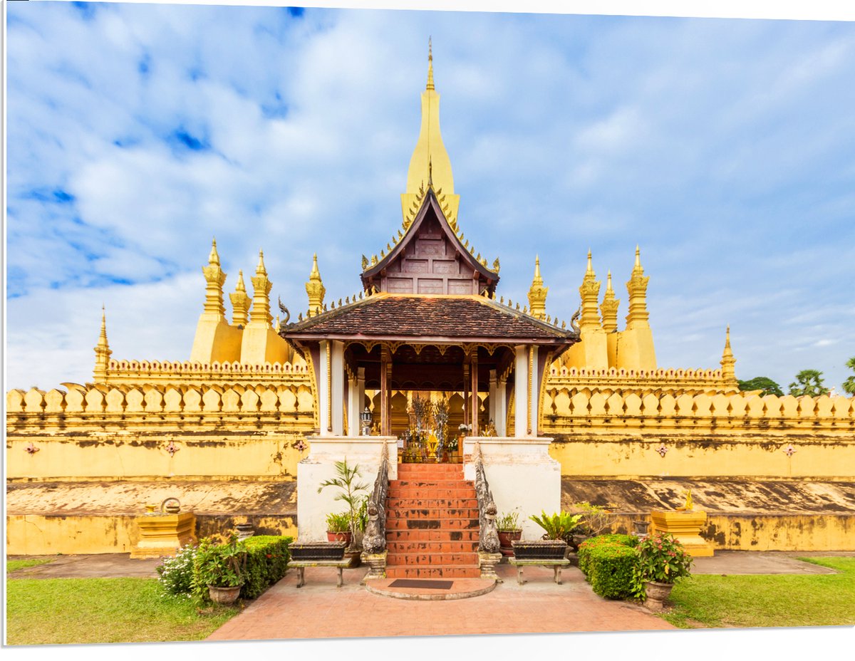PVC Schuimplaat- Vooraanzicht van Pha That Luang Tempel in Vientiane onder Sluierbewolking, Laos - 100x75 cm Foto op PVC Schuimplaat