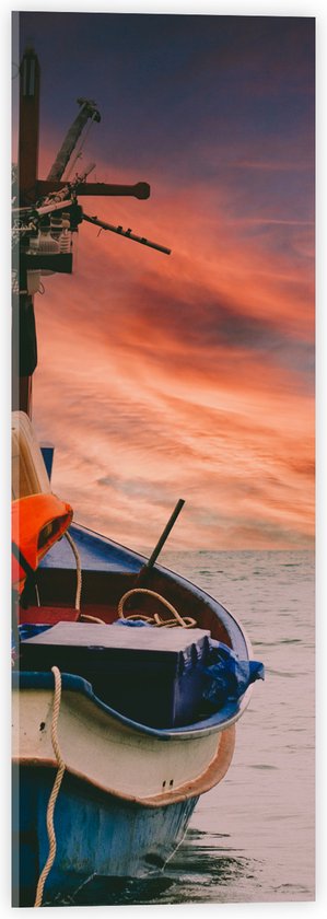 Acrylglas - Volgeladen Vissersboot varend naar de Horizon - 20x60 cm Foto op Acrylglas (Wanddecoratie op Acrylaat)