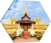 Dibond Hexagon - Vooraanzicht van Pha That Luang Tempel in Vientiane onder Sluierbewolking, Laos - 60x52.2 cm Foto op Hexagon (Met Ophangsysteem)