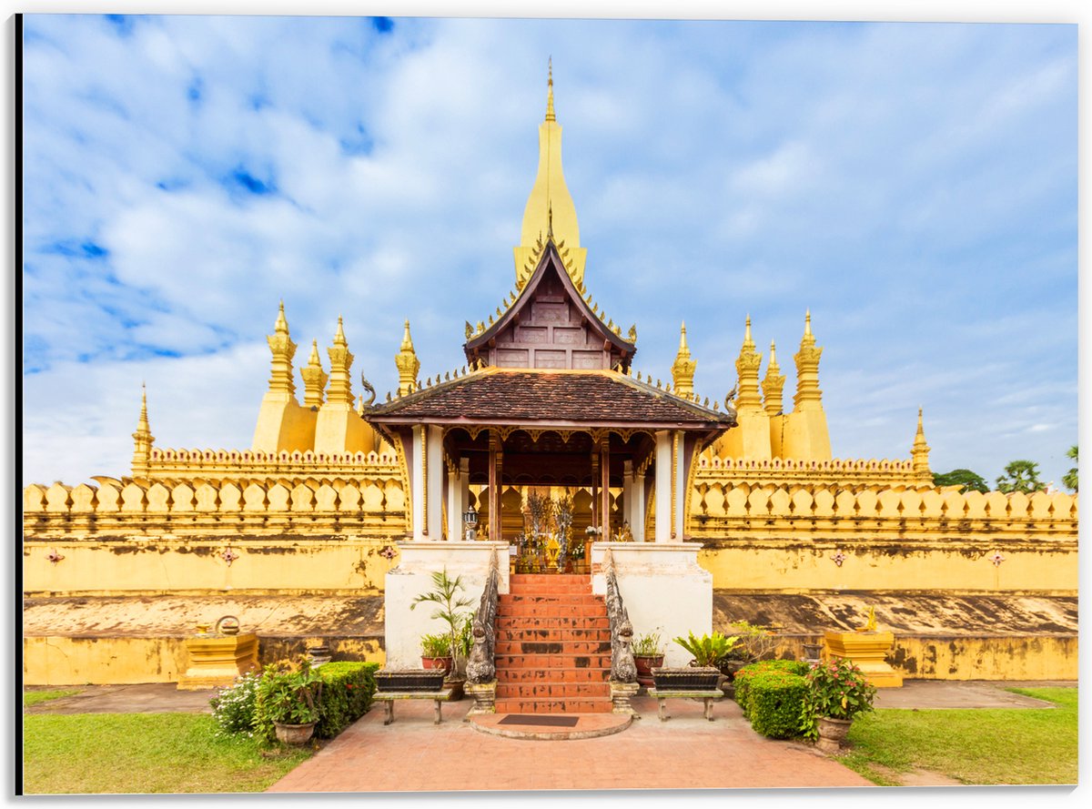 Dibond - Vooraanzicht van Pha That Luang Tempel in Vientiane onder Sluierbewolking, Laos - 40x30 cm Foto op Aluminium (Met Ophangsysteem)