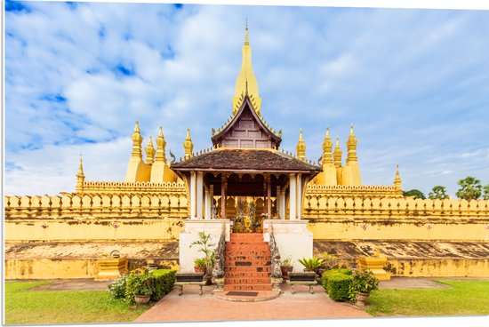 PVC Schuimplaat- Vooraanzicht van Pha That Luang Tempel in Vientiane onder Sluierbewolking, Laos - 90x60 cm Foto op PVC Schuimplaat