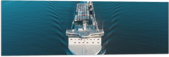Vlag - Vooraanzicht van Groot Vrachtschip Varend op de Zee - 90x30 cm Foto op Polyester Vlag