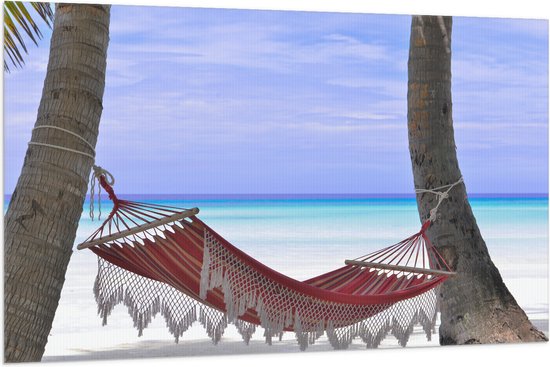 WallClassics - Vlag - Rode Ibiza Hangmat op Tropisch Strand - 150x100 cm Foto op Polyester Vlag