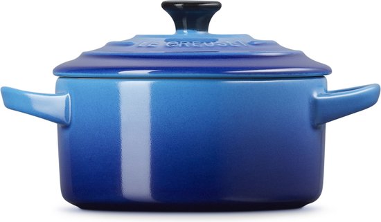 Blauwe mini-braadpan met deksel, Le Creuset logo op deksel en zwarte knop.