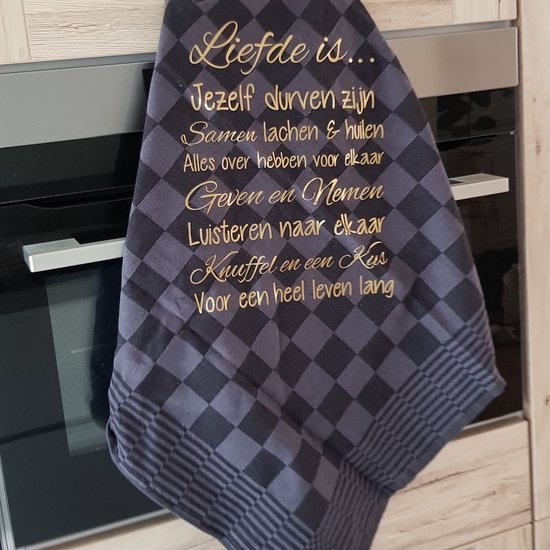 Foto: Theedoek met tekst bedrukt cadeau liefde is zwart met goud vriendin verjaardag man vrouw huwelijk valentijn bruiloft vriend partner samenwonen samenlevingscontract keukendoek ook als set