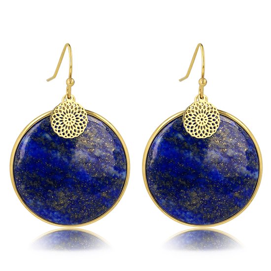 Boucles d'oreilles dorées avec de grandes pierres rondes en lapis-lazuli et détails floraux dorés.