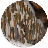 Dibond Muurcirkel - Close-up van Sleutels aan de Muur - 50x50 cm Foto op Aluminium Muurcirkel (met ophangsysteem)