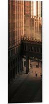 PVC Schuimplaat- Twee overlopende Gebouwen in een donkere Stad - 30x90 cm Foto op PVC Schuimplaat