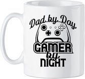 Bedrukte beker Dad by day - Gamer by night - Spreuk - Vaderdag Game - Verjaardag Geschenk - Vader - Papa