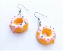 foto van Akyol - grapige oorbellen meisje - sinterklaas cadeau meisje - Donut oorbellen - oorbellen meisjes - leuke donut oorbellen - Sieraad- fruit oorbellen - oorbellen cadeau - verjaardag - grappige oorhangers - Valentijn cadeau