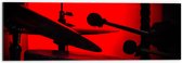Dibond - Drumtoestel in Rood Licht - 60x20 cm Foto op Aluminium (Wanddecoratie van metaal)
