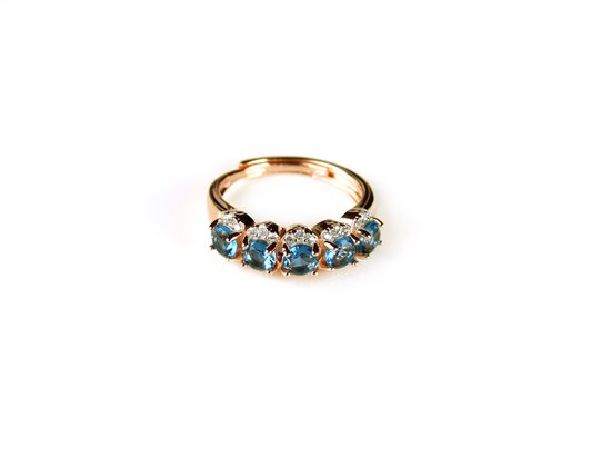 Ring in zilver roos goud verguld gezet met blauwe stenen en cubic zirconia