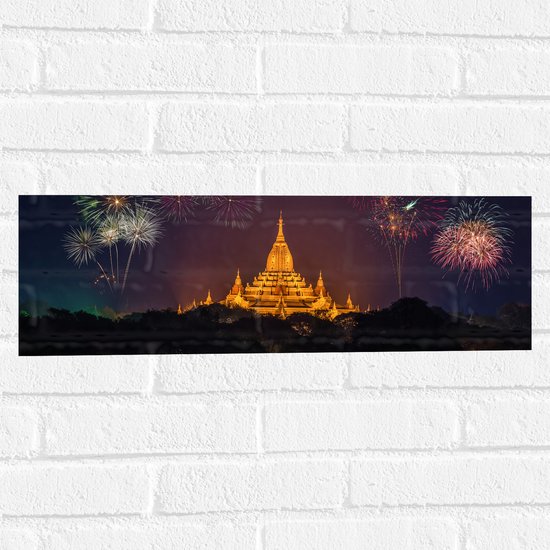 Muursticker - Vuurwerkpijlen boven Verlichte Tempel - 60x20 cm Foto op Muursticker