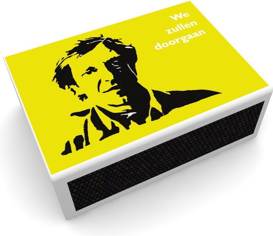 Gouden luciferdoos met zwart silhouet van Ramses Shaffy en tekst "We zullen doorgaan".