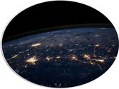 PVC Schuimplaat Ovaal - Uitzicht op deel van de Aarde in het Donkere vanuit Heelal - 56x42 cm Foto op Ovaal (Met Ophangsysteem)