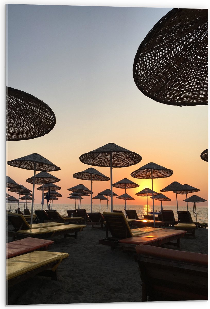 Acrylglas - Strand met Ligbedden en Rieten Parasols - 50x75 cm Foto op Acrylglas (Wanddeco