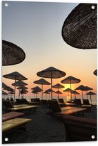 WallClassics - Tuinposter – Strand met Ligbedden en Rieten Parasols - 60x80 cm Foto op Tuinposter (wanddecoratie voor buiten en binnen)