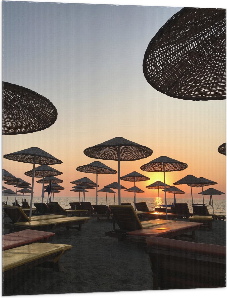 Vlag - Strand met Ligbedden en Rieten Parasols - 75x100 cm Foto op Polyester Vlag