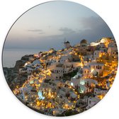 Dibond Muurcirkel - Verlichte Huisjes in Santorini, Griekenland - 70x70 cm Foto op Aluminium Muurcirkel (met ophangsysteem)