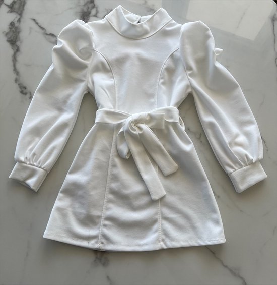 Robe blanche avec ceinture et sac, disponible dans les tailles 104/4 à 164/14