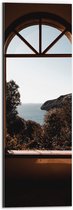 Dibond - Uitzicht op Blauwe Zee met Rotsen en Bomen vanuit het Raam - 20x60 cm Foto op Aluminium (Wanddecoratie van metaal)