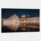 Muursticker - Verlicht Louvre in Parijs, Frankrijk - 105x70 cm Foto op Muursticker