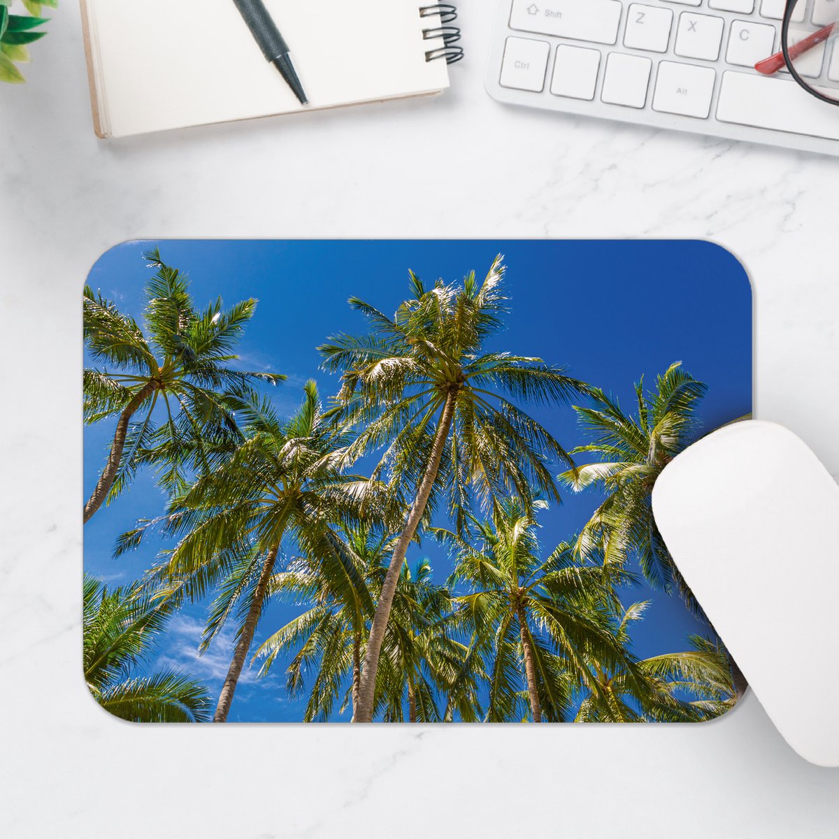 Muismat - Palmbomen met een Helder Blauwe Lucht - 25x18 cm - 2 mm Dik - Muismat van Vinyl