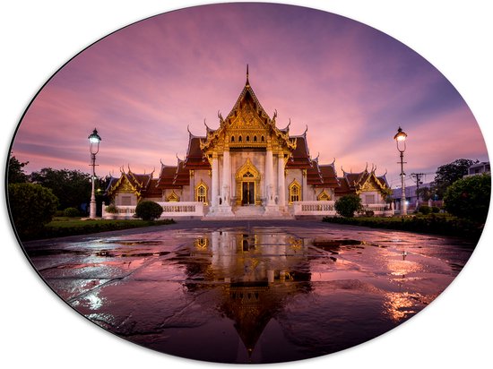 Dibond Ovaal - Boeddhistische Wat Benchamabophit Tempel met Gouden Details in Bangkok, Thailand - 56x42 cm Foto op Ovaal (Met Ophangsysteem)