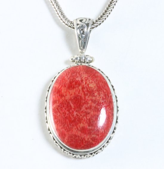 Traditionele bewerkte zilveren hanger met rode koraal steen aan vossenstaart ketting