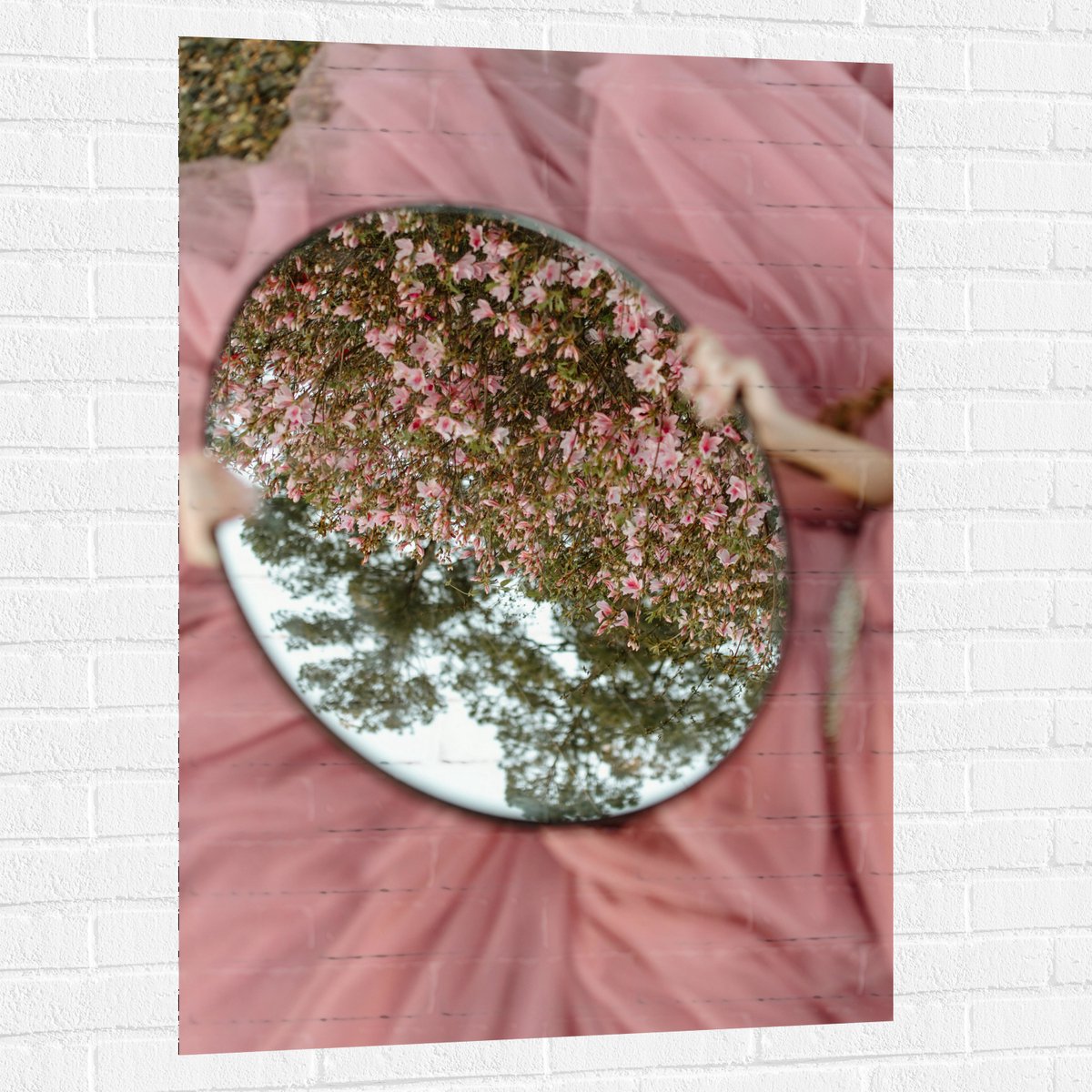 Muursticker - Bloesemstruik in Spiegel in Handen van Vrouw in Roze Jurk - 80x120 cm Foto o