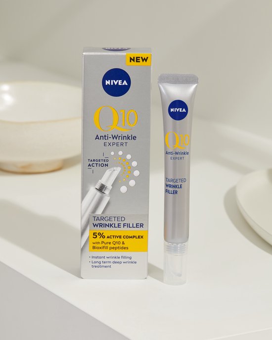 NIVEA Q10 Anti-Rimpel Expert verpakking naast de serum tube, op een witte achtergrond.