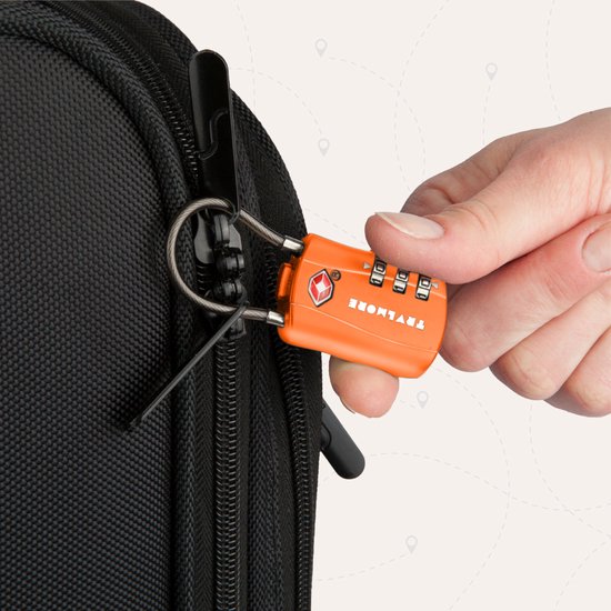 Hand met oranje TSA-combinatieslot dat aan een rits wordt bevestigd.