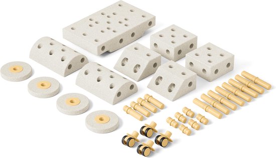 Set van zandkleurige en honinggele bouwblokken: platen, driehoeken, vierkanten, wielen, pinnen en asjes.