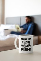 Rick & Rich Mok - Mok Shut Up And Fish - Mok Vissen - Fishing - Mok met opdruk - Grappige Mok - Witte koffie mok bedrukt - Witte thee mok - Mug quote - Mok met quote - Cadeau voor man - Cadeau voor vrouw