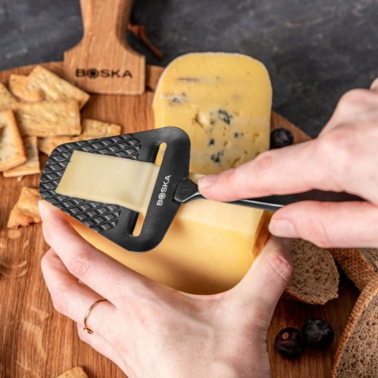 Boska Kaasschaaf Monaco+ Dark - Design kaasschaaf - Kaasschaaf voor harde kaas - Kaasschaaf donker - RVS - Vaatwasserbestendige kaasschaaf - Cadeautip - Keukengerei - Keuken accessoires - 10 jaar garantie