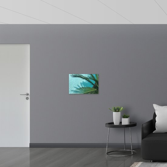 Dibond - Palmbladeren Hangend boven Zwembad - 60x40 cm Foto op Aluminium (Wanddecoratie van metaal)