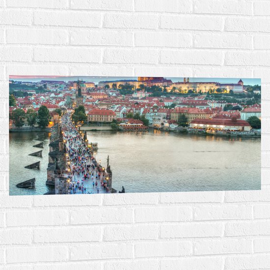 Muursticker - Bovenaanzicht van Brug in Praag, Tsjechië - 100x50 cm Foto op Muursticker
