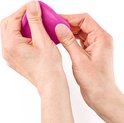 Handen die een blokje fuchsia FIMO boetseerklei kneden.