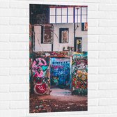 Muursticker - Binnenkant van Gebouw met Kleurijke Graffiti - 50x100 cm Foto op Muursticker