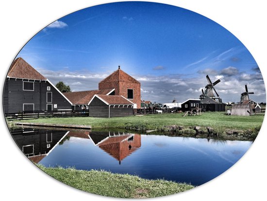 Dibond Ovaal - Boerderij met Windmolens aan het Water - 96x72 cm Foto op Ovaal (Met Ophangsysteem)