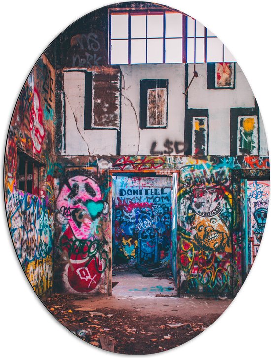 Dibond Ovaal - Binnenkant van Gebouw met Kleurijke Graffiti - 72x96 cm Foto op Ovaal (Met Ophangsysteem)