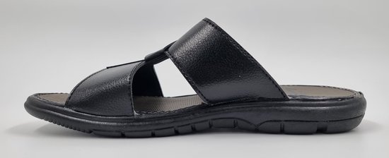Zwarte slipper met gekruiste banden, een profiel op de zool en een zacht voetbed.