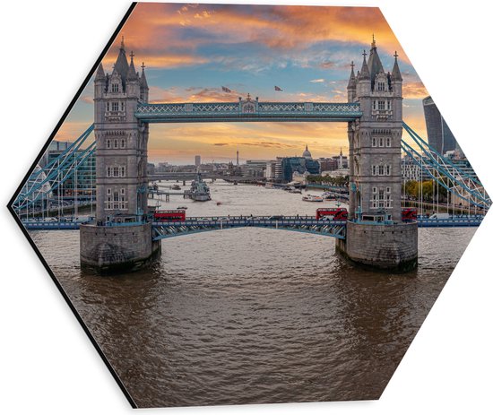 Dibond Hexagon - Vooraanzicht van de Tower Bridge in Londen tijdens Zonsondergang - 30x26.1 cm Foto op Hexagon (Met Ophangsysteem)