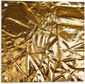 Tuinposter – Gekreukelde Gouden Stof - 50x50 cm Foto op Tuinposter (wanddecoratie voor buiten en binnen)