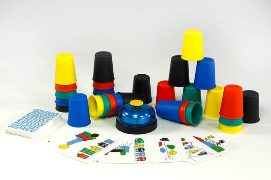 Een verzameling gekleurde stapelbekers, een blauwe bel en kaarten met tekeningen van mensen en objecten.
