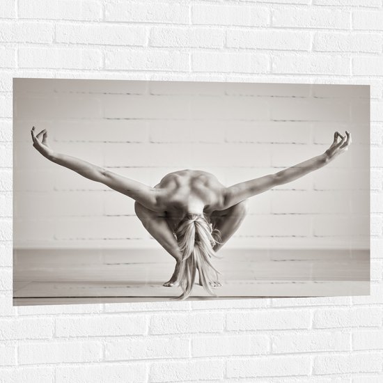Muursticker - Vrouw met Gespreide Armen Yogapositie (Zwart- wit) - 105x70 cm Foto op Muursticker
