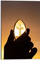 Dibond - Doorzichtige Steen met Christelijk Kruis tegen het Zonlicht - 50x75 cm Foto op Aluminium (Wanddecoratie van metaal)